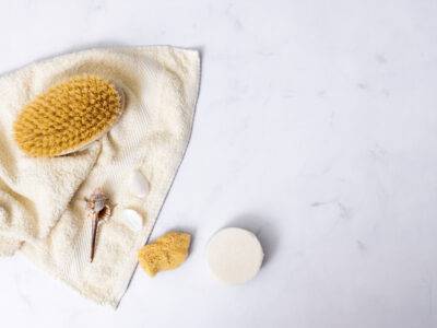 Para no llegar nunca con el almohadazo al trabajo, te será de utilidad saber cómo bañarse sin agua. ¡Échale un ojo a este artículo!